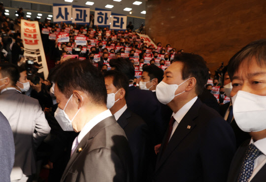 윤석열 대통령이 지난 10월25일 오전 내년도 예산안 시정연설을 하기 위해 국회 본청에 도착, 국회의장단 환담을 위해 접견실로 이동하고 있다. 이날 더불어민주당은 윤 대통령의 국회 무시 발언을 사과하라며 침묵시위를 벌였고 전례 없이 시정연설 자체를 불참했다.<연합뉴스>